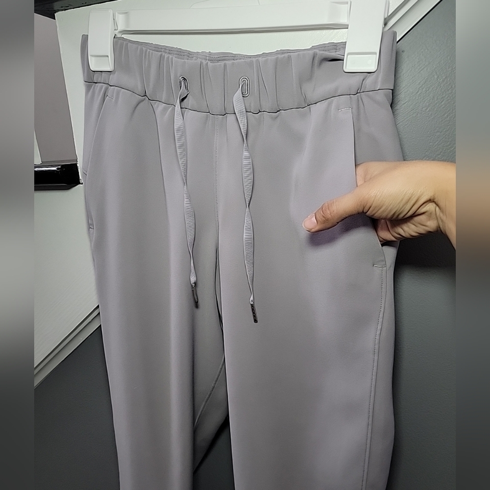 Lululemon On The Fly Jogger - Silverscreen / Size 2 Comfort Athleisure - Picture 2 of 4